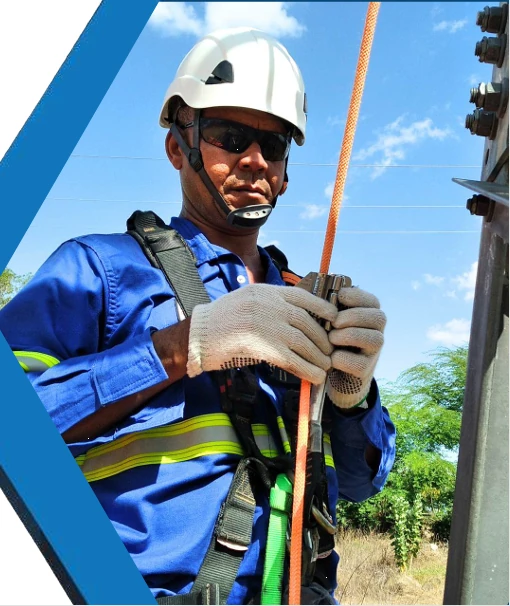 Técnico Essencial Group em campo, equipe certificada NR-10 e NR-35