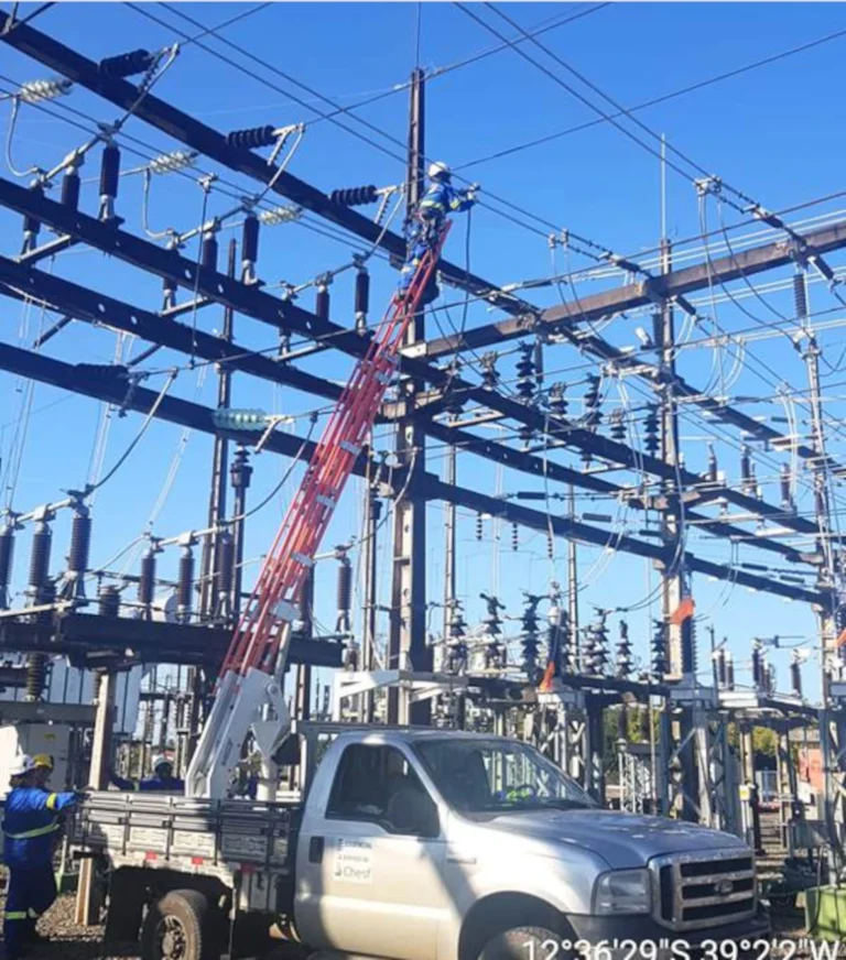 Equipe Essencial Group em subestação CHESF, frota técnica branded e técnico em escada